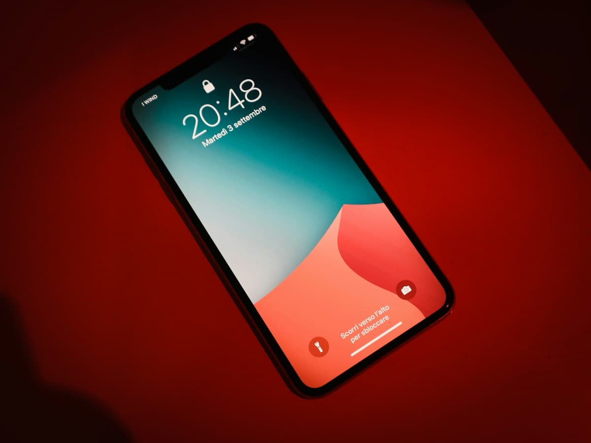 Smartphone met vergrendelscherm op een rode achtergrond