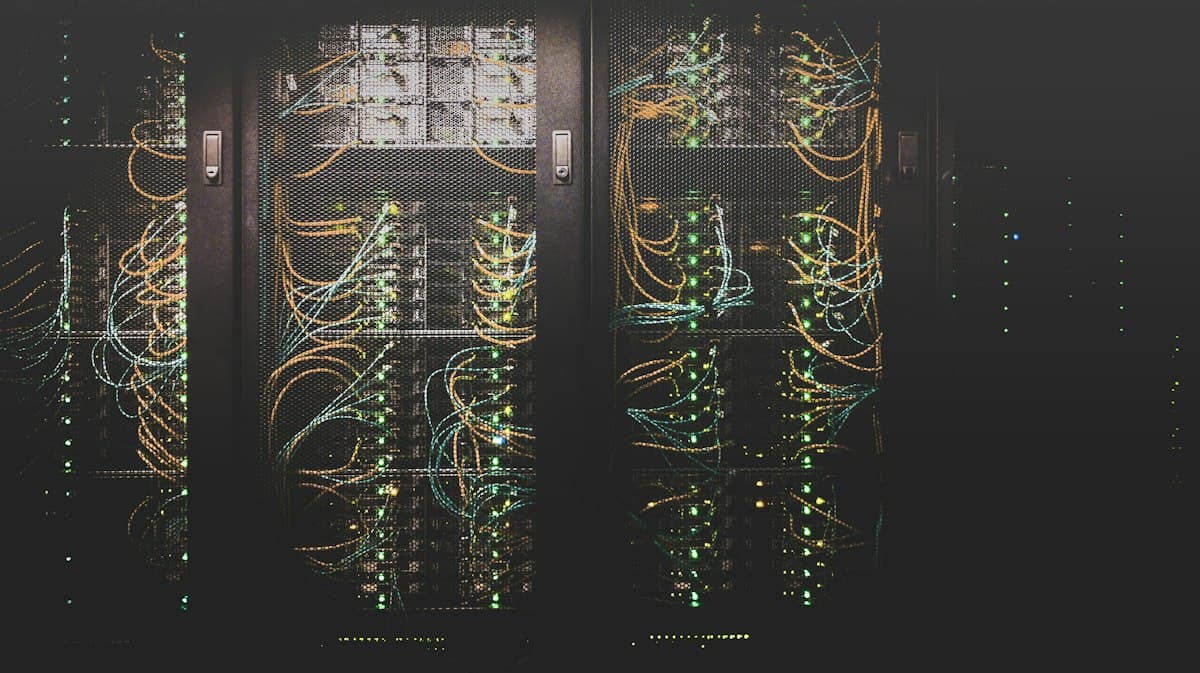 Serverruimte met rekken vol apparatuur