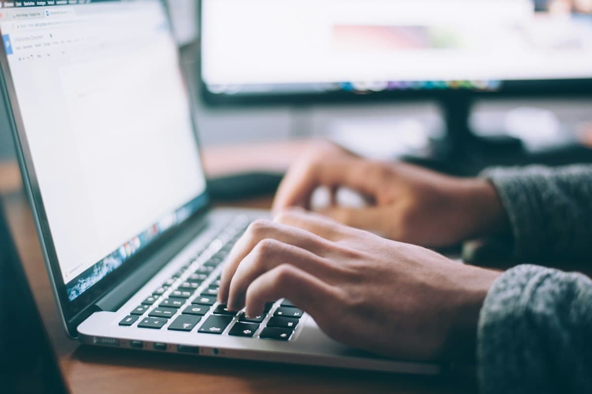 Handen typen op een laptop