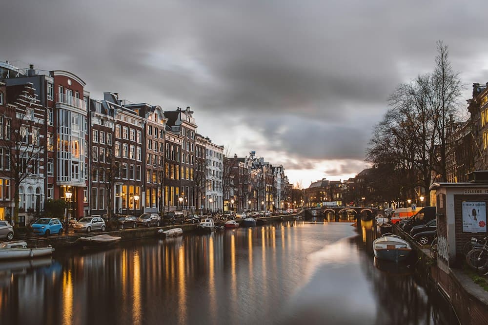 Amsterdamse gracht met grachtenpanden in de avond