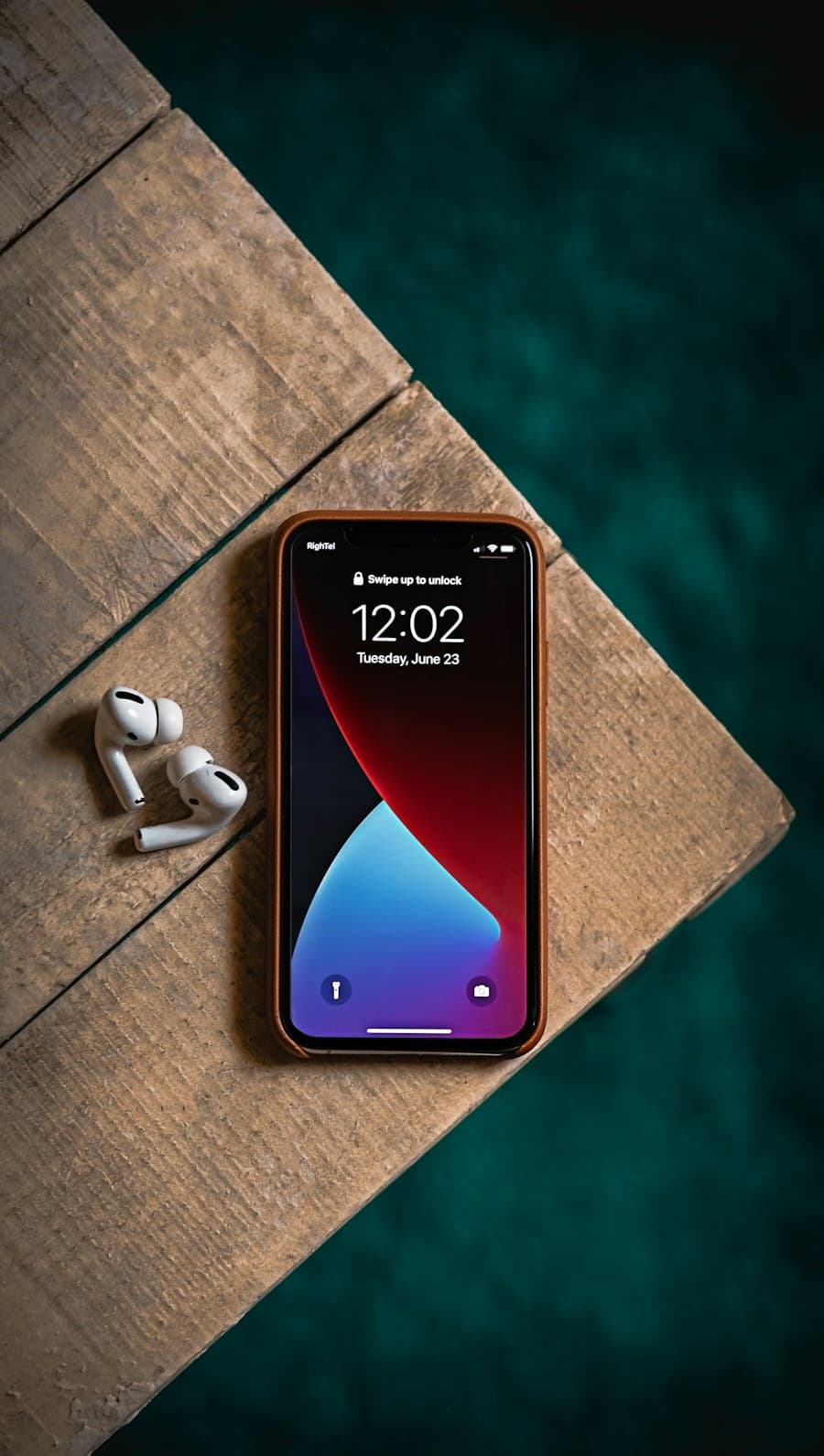Smartphone met vergrendelscherm op een houten tafel