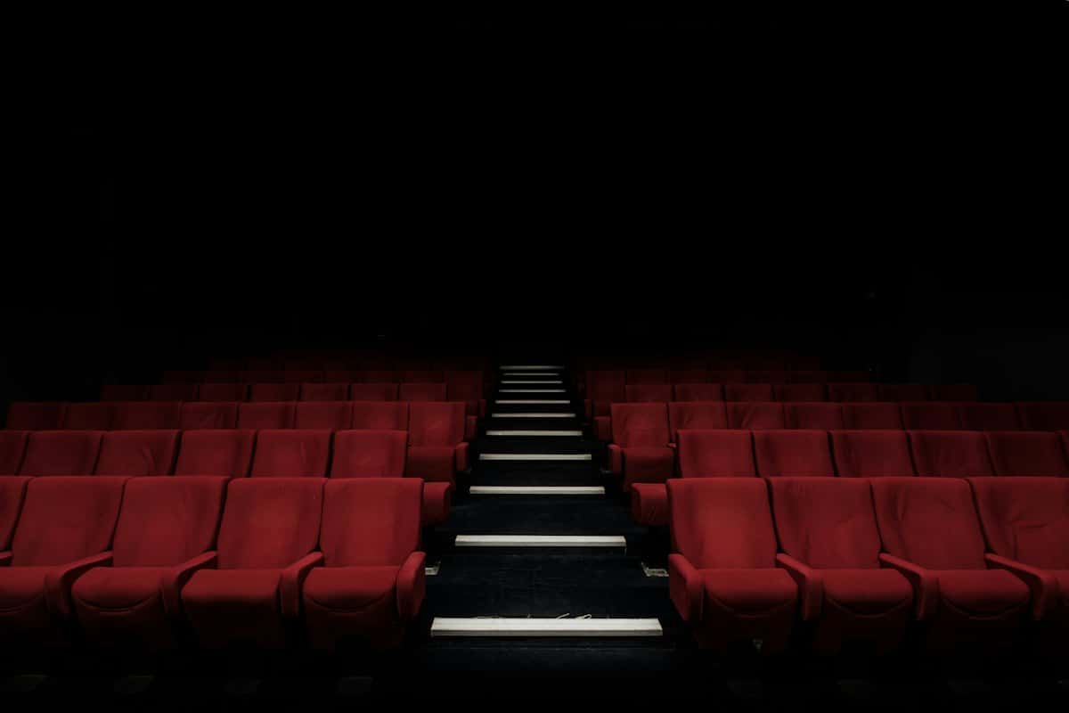 Rode bioscoopstoelen in een donkere zaal