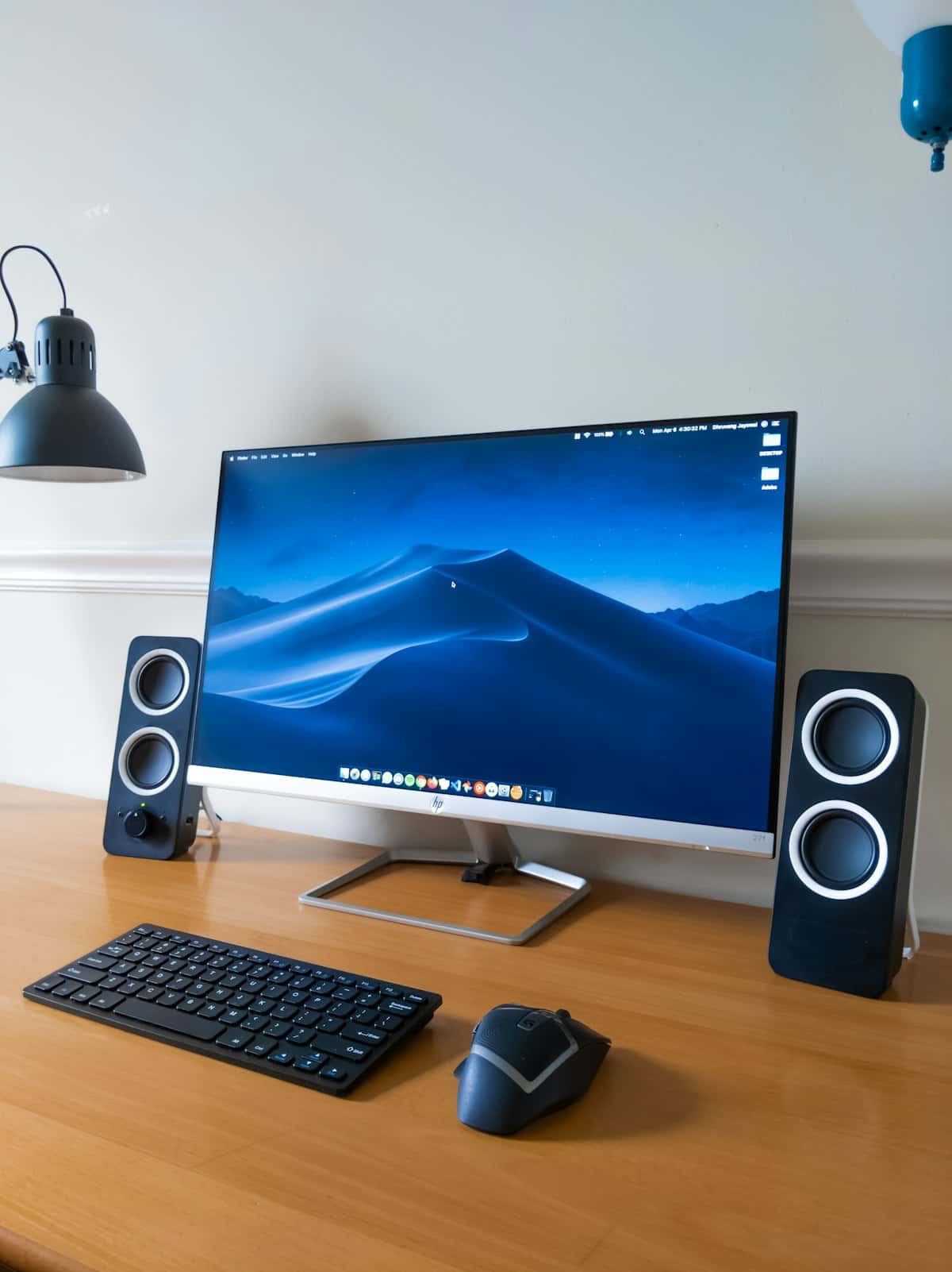 Bureau met een computerscherm en speakers