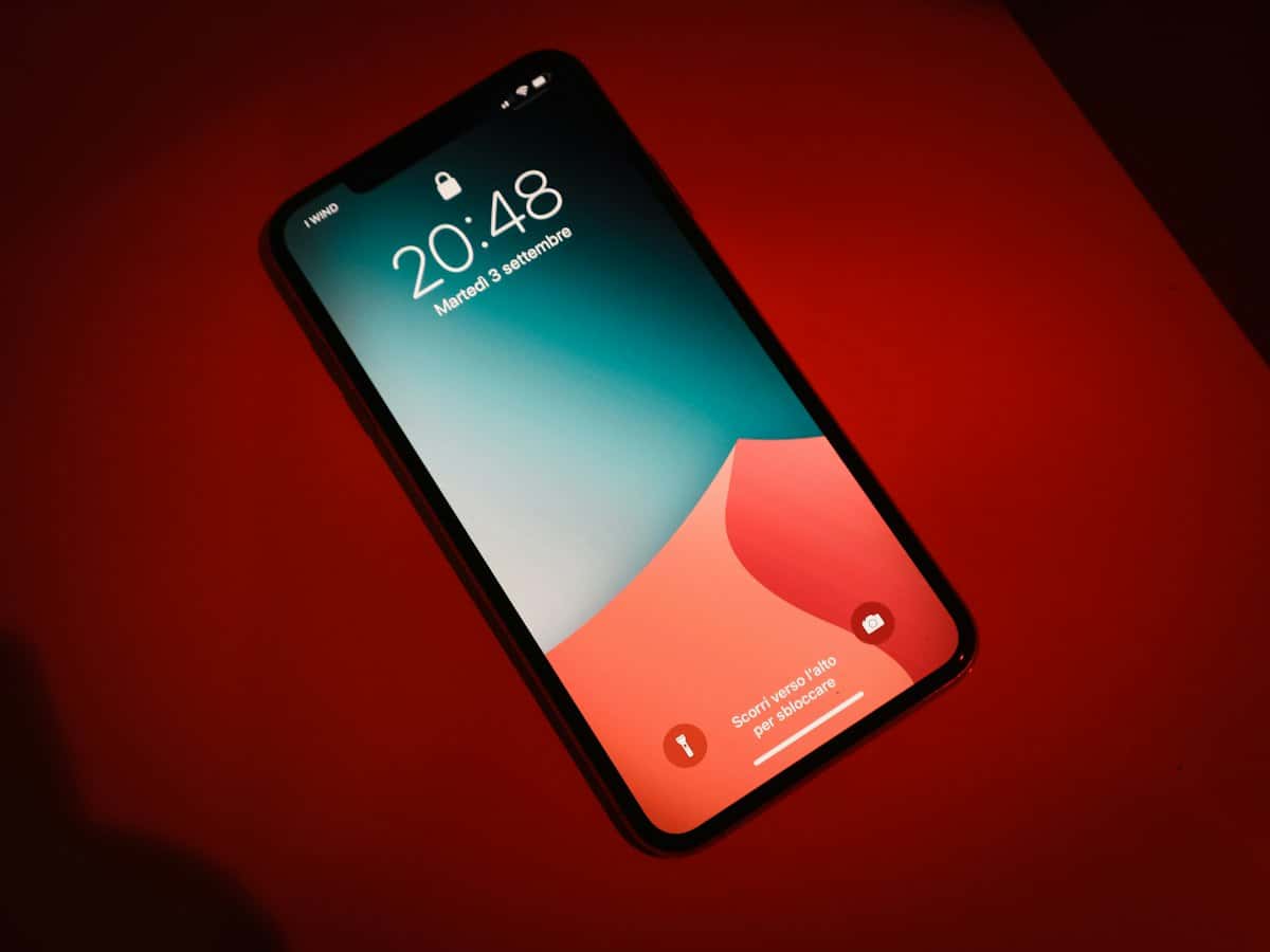 Smartphone met vergrendelscherm op een rode achtergrond