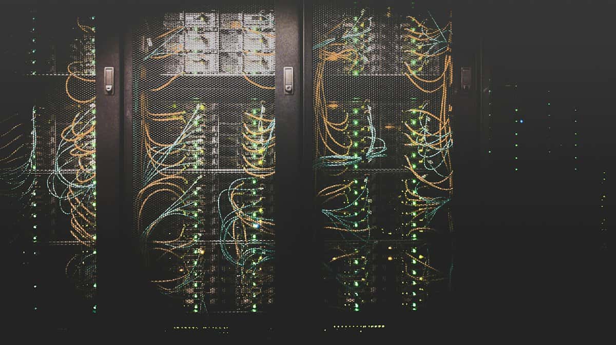 Serverkasten met netwerkkabels in een datacenter