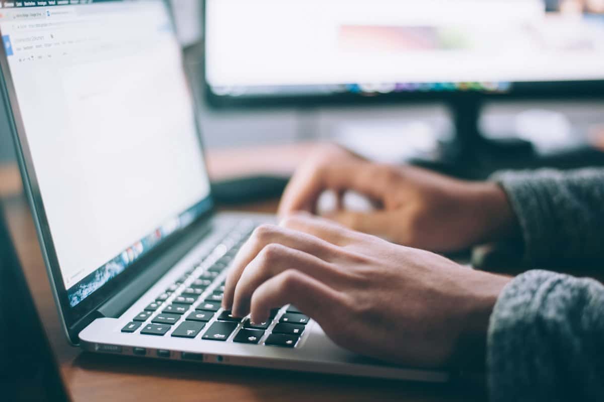 Handen typen op een laptop