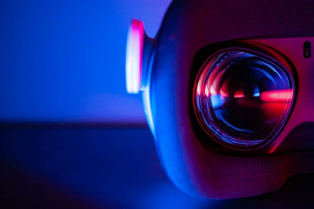 Close-up van een lens in rood en blauw licht