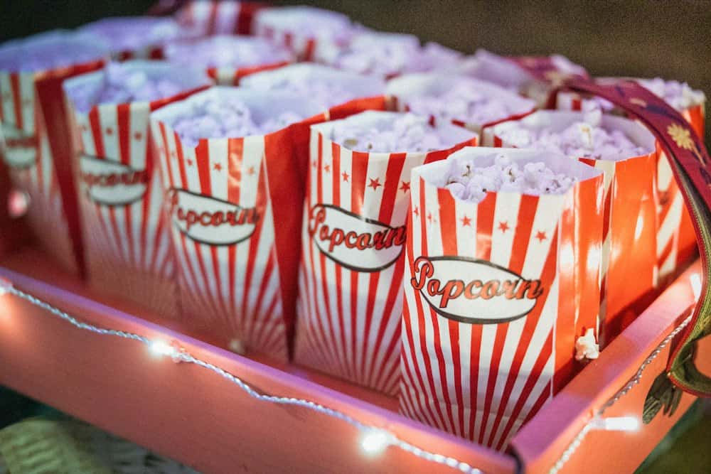 Rood-wit gestreepte popcornbakjes op een rij