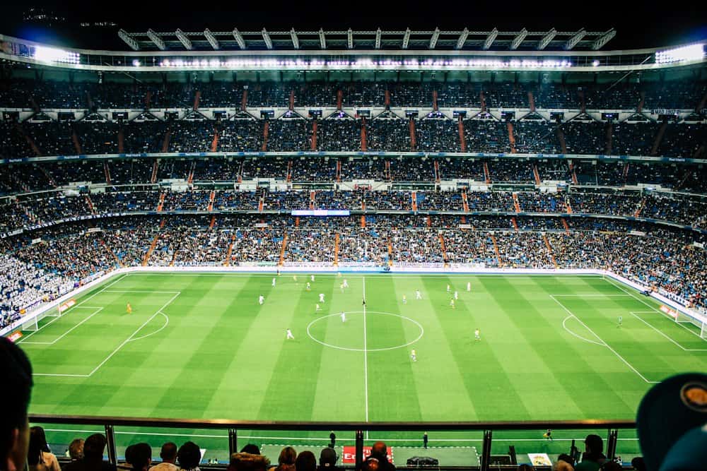 Vol voetbalstadion met verlicht veld