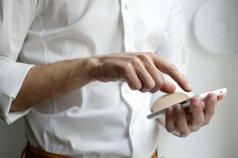 Hand die op een smartphone tikt