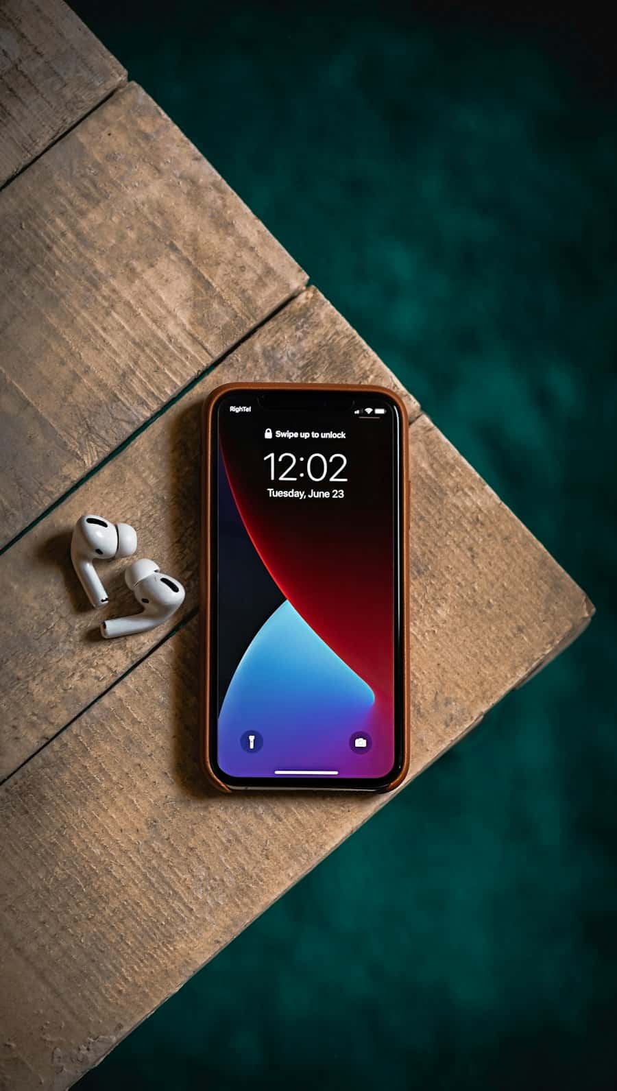 Smartphone met vergrendelscherm op een houten tafel