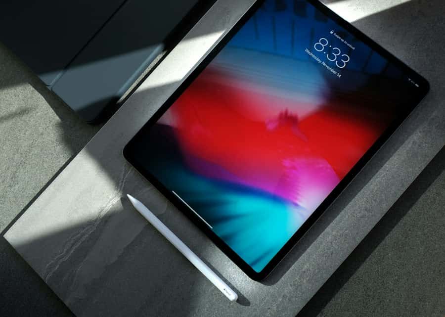 Tablet met een kleurrijk scherm naast een stylus